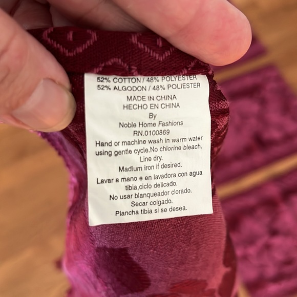 ❤️3/$15❤️Table Runner and Place Mats - Picture 5 of 6